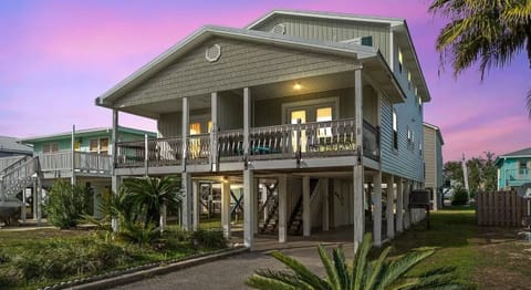 Charming coastal townhome with private parking and easy beach access