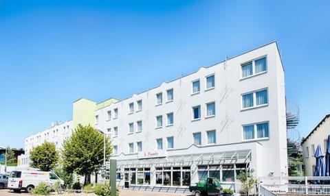 Arrive to a sunlit facade that feels welcoming instantly.