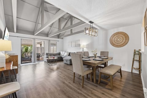 A soaring vaulted ceiling, a table set for six, and sliding doors to the patio, everything the group needs for a perfect evening in after a day on the island.