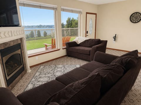 Living Room with fireplace