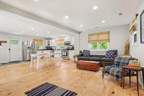 Welcome to Lake Breeze Cottage! 