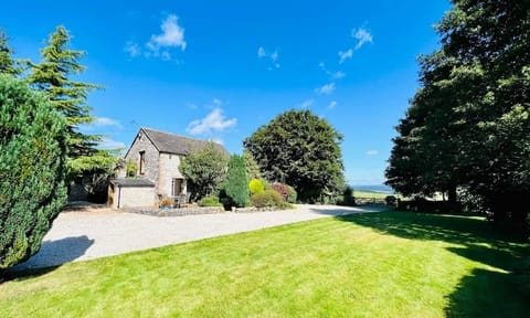 Fox Cottage private drive & gardens