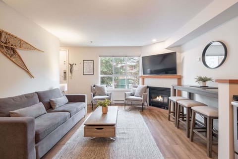 Living area: Queen sofa bed, Smart TV