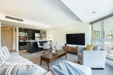 Living area: Pull out sofa