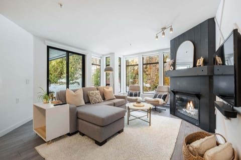 Living area: Gas fireplace, Garden view