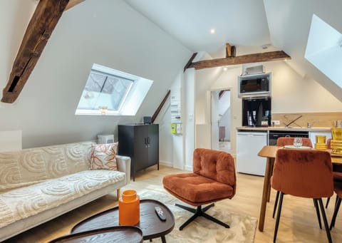 Salon lumineux sous les toits aux tons terracotta