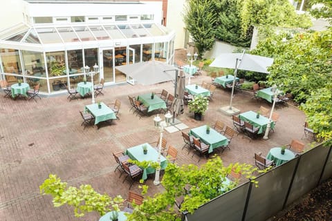Plan relaxed meetups with spacious tables and open-air comfort.