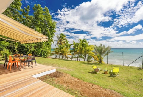 Renting Villa Éole guarantees a charming stay in Sainte-Luce, Martinique. Enjoy its exceptional beachfront location.