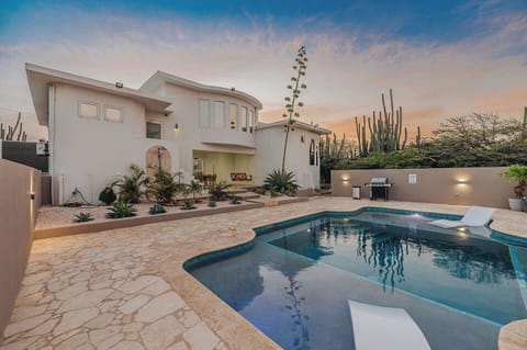 Unwind beside your private pool as Aruba’s golden sunset lights up the peaceful outdoor courtyard.