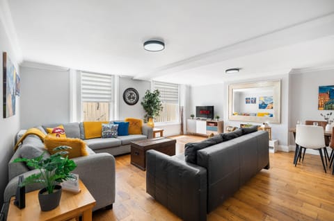 Bright and welcoming living room with comfortable sofas, Smart TV and a relaxing space to unwind after exploring Hove.