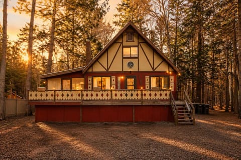 Cozy Chalet Cabin backing up to Forest Land