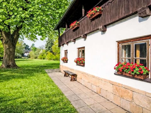 Cottage, Garden, Lawn, Landscaping, Yard, Farmhouse, Wood Stain, Backyard, Houseplant, Fence