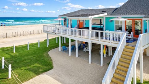 Exterior Oasis: Steps from the beach, relish stunning views and outdoor spaces!