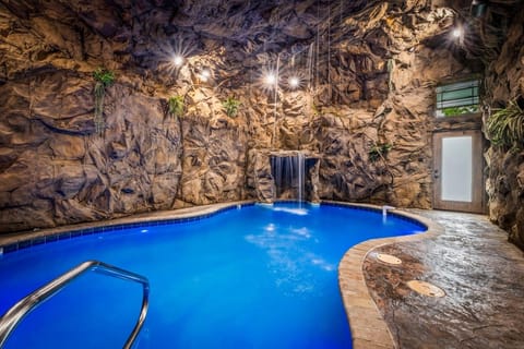 Pigeon-Forge-Cabin-Cave-Mountain-Lodge-Interior-Heated-Pool