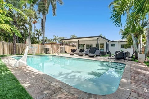 Sunshine, palm trees, and your own private pool, paradise is calling!