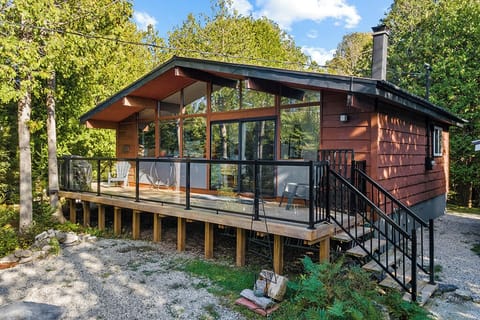 The cottage's striking wall of windows brings the beauty of the Bruce Peninsula right into your living space.