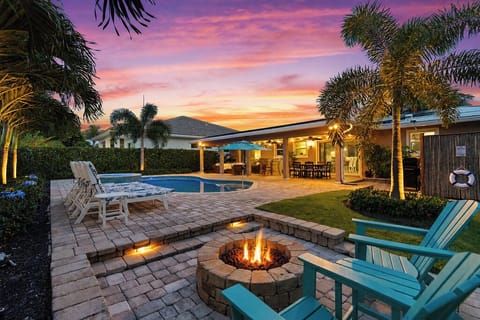 S'mores and starlight. Wrap up your evening by the fire pit while the pool glows. 🔥⭐