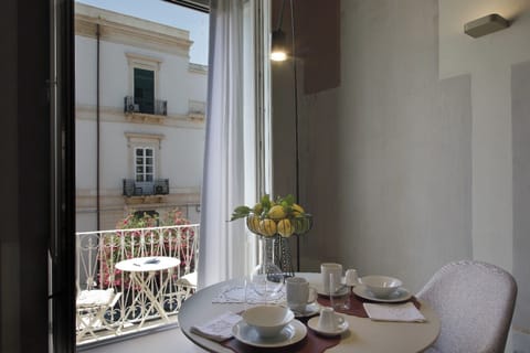 Zona pranzo e balcone con affaccio sul corso