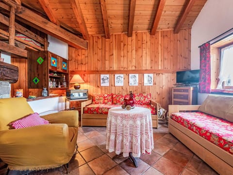 Home, Cottage, Log Cabin, Wood Stain, Hardwood, Houseplant, Farmhouse, Living Room, Resort, Hotel