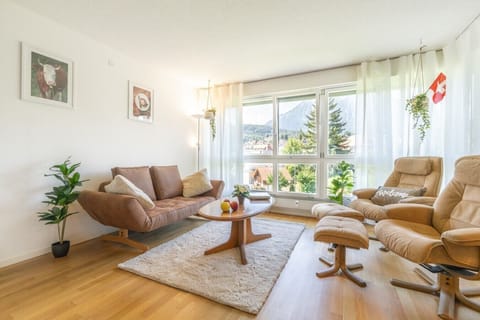 Wohnzimmer mit Bettsofa und Stühlen