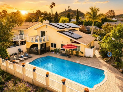 ✨ From sunrise swims to sunset gatherings, this private outdoor retreat offers everything you need for an unforgettable San Diego stay.