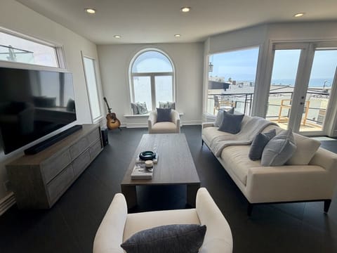 Unwind in front of the TV or pick up the guitar for a little coastal downtime.