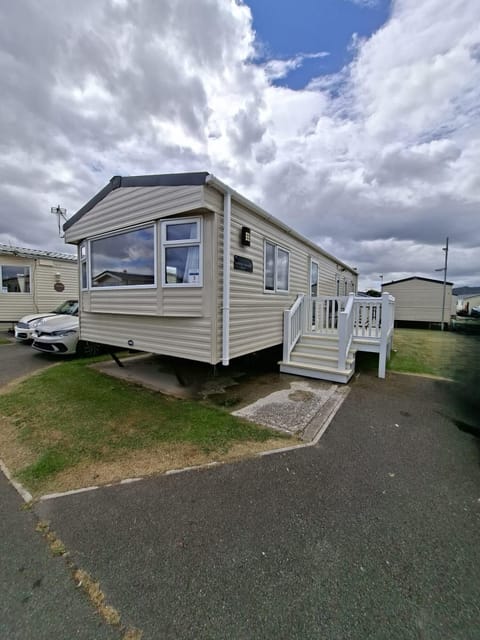 Enjoy a stay in this cosy caravan in Wales. The family will love exploring the rugged Welsh coastline and countryside