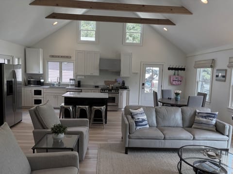 Bright open-concept living, dining & kitchen space