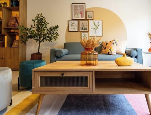 Acogedora sala cuenta con una Smart TV para que puedas ingresar tus cuentas propias del contenido streaming que acostumbres consumir.