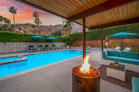 Outdoor firepit and pool!
