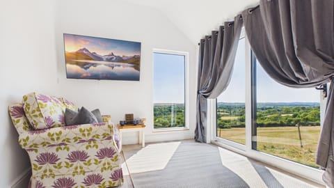 The Olde Log Cabin - 3 Bedroom - Beavers Hill (29401)