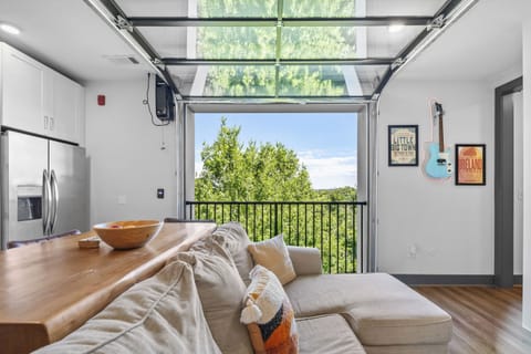 Living Room Retreat: Spacious elegance with modern decor and stunning views of Nashville greenery! 