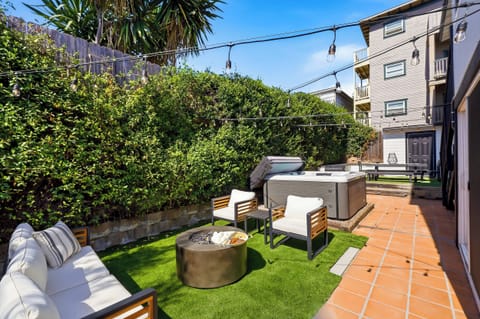 Cozy outdoor lounge surrounded by greenery 🌿☀️