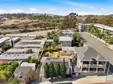 Aerial view of the neighborhood and surroundings 🏙️📍