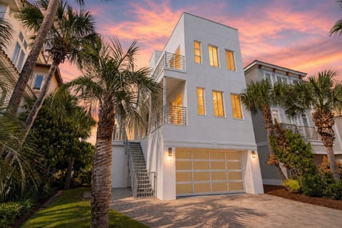Welcome to White Sands | Private beach access about a 2-minute walk away, a private pool with optional heat, rooftop Gulf views, 3 King Suites, 2 Bunk Rooms, and space for up to 20 guests.