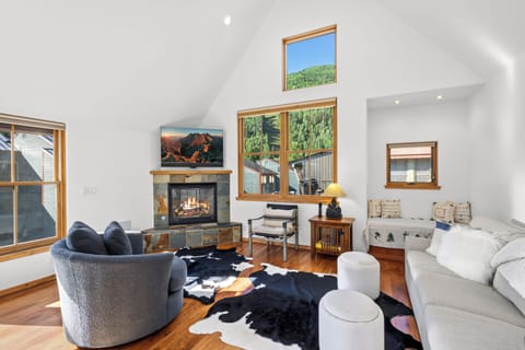 Welcome to Owl Meadows 25! Escape to this spacious multi-level 3BR/3BA.