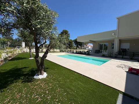 Autumn, Balcony / Terrace / Patio, Garden, Pool, Spring, Summer