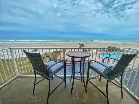 Balcony facing the ocean!