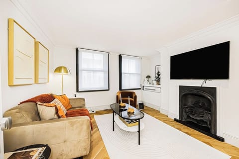 Cosy living room with TV, AC and sofa.