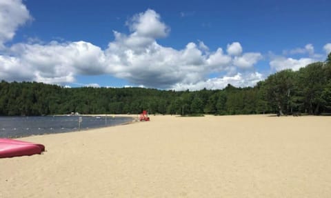 Photo d'une des plages accessible au Lac Simon. NB: vous pourrez vous y rendre rapidement en voiture. Notre accès au lac à nous est avec un quai.