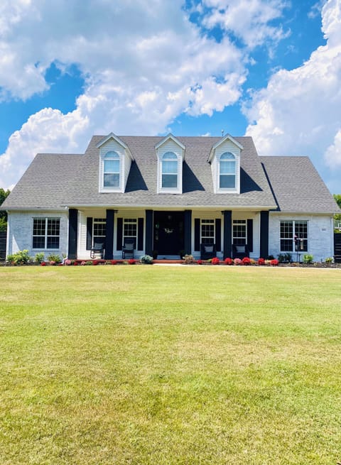 Just a few min from dining, shopping, mountain biking, Razorback games, and more