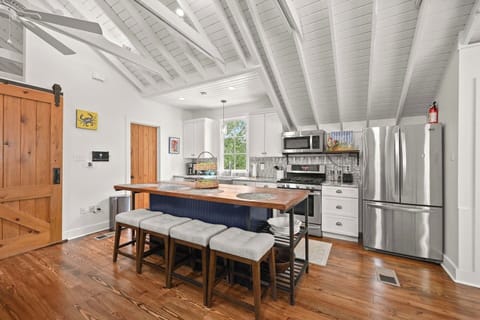 Gather, cook, and connect in this beautifully designed kitchen featuring vaulted ceilings, warm wood accents, and plenty of seating 🍽️