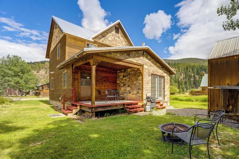 Red River Vacation Rental | 4BR | 3BA | 1,400 Sq Ft