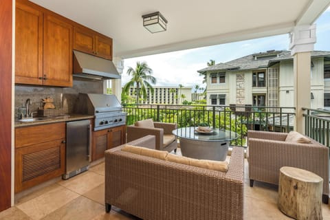 Step out to your private lanai where island breezes and tropical views surround you. Fire up the built-in grill or settle into the lounge seating.