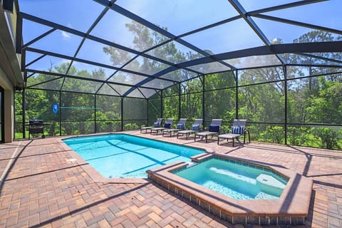 Relax in your oversized south-facing private pool and spa with peaceful conservation views. The extended screened pool deck offers all-day sunshine and plenty of loungers to unwind after a day at the parks.