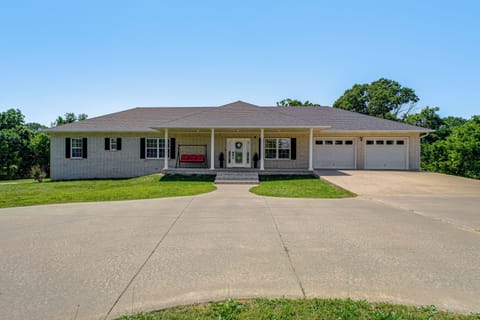 Pea Ridge Vacation Rental | 7BR | 3BA | 4, 508 Sq Ft | Step-Free Access