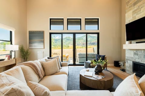New luxury duplex townhome just minutes to ski & lake