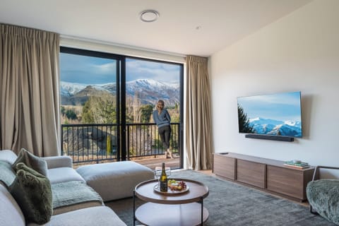 Step straight from the plush sofa onto the deck for sweeping, uninterrupted mountain views.