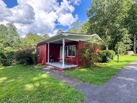 Exterior view of Blue Bird Leatherwood Cottage