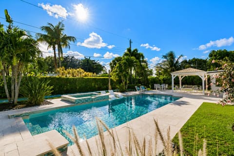 Welcome to your own private slice of paradise. Dive into the crystal clear pool, soak in the hot tub, or unwind under the gazebo. ☀️🏊‍♂️🍹